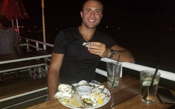 Американец пообещал $10 тыс. тому, кто познакомит его с идеальной девушкой. Но угодить ему будет непросто