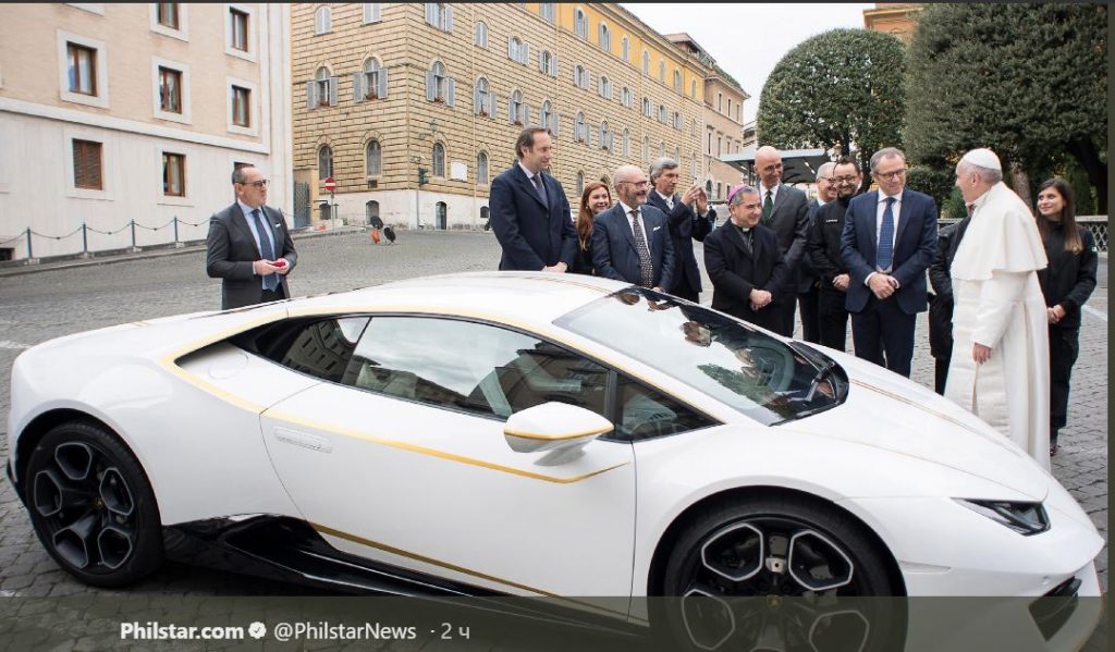 Lamborghini подарил Папе Римскому эксклюзивный белый суперкар. Понтифик решил продать ее на аукционе 5