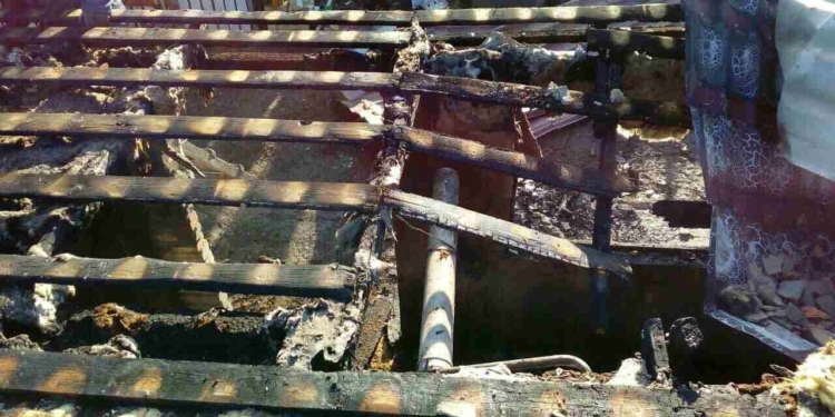 На Николавщине спасатели вынесли двух человек из горящего дома