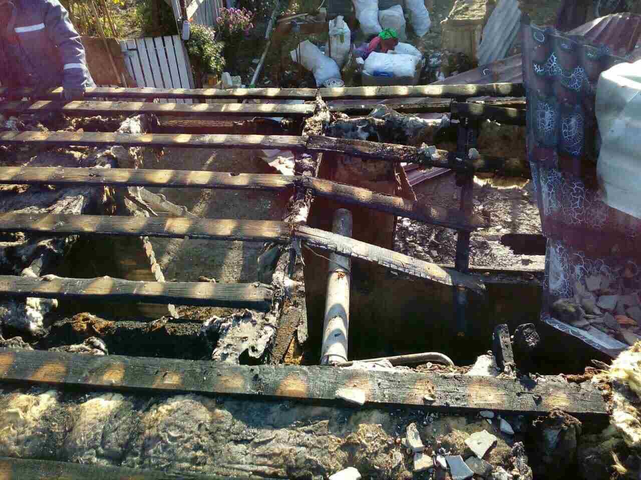 На Николавщине спасатели вынесли двух человек из горящего дома