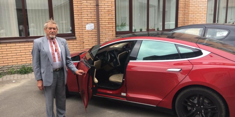 Несколько дней в Киеве блогеры искали необычного пасечника на Tesla. Нашли