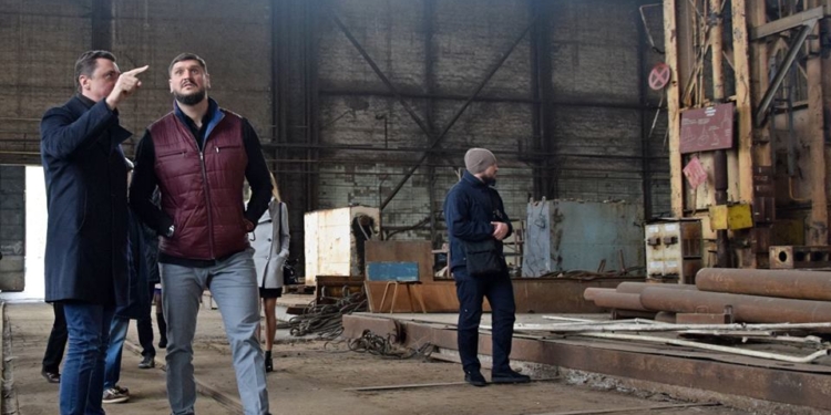 В Николаеве Савченко показал американцам из “Delphi” – которые планируют запускать производство в херсонском ГП «Судмаш» – помещения судостроительного завода