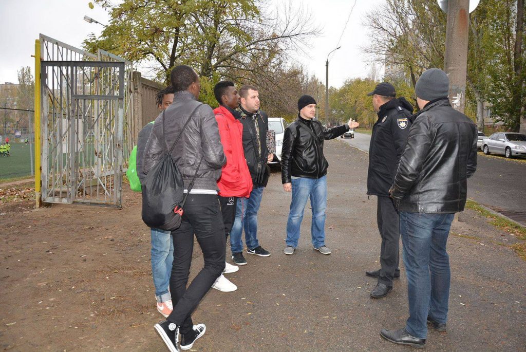 В Николаеве задержали двух нигерийцев за нарушение миграционных законов. Один из них похож на "местного" футболиста 6