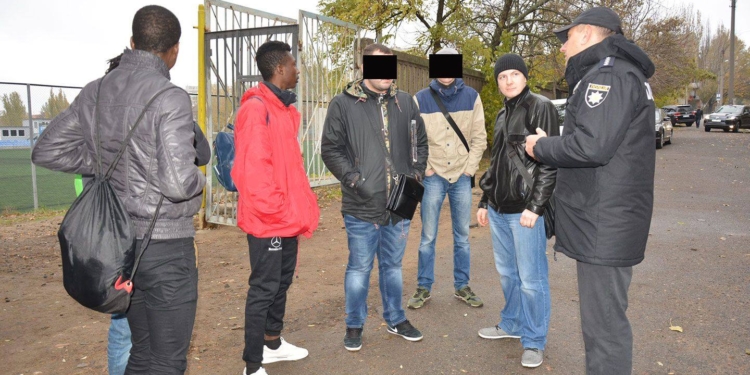 В Николаеве задержали двух нигерийцев за нарушение миграционных законов. Один из них похож на “местного” футболиста