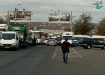 В Николаеве работники завода имени 61 коммунара перекрыли Варваровский мост (ОБНОВЛЕНО)