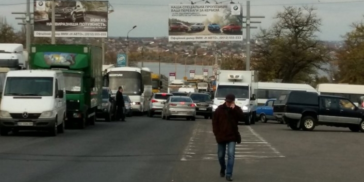 В Николаеве работники завода имени 61 коммунара перекрыли Варваровский мост (ОБНОВЛЕНО)