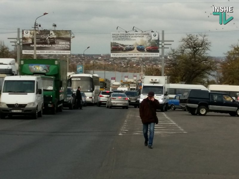 В Николаеве работники завода имени 61 коммунара перекрыли Варваровский мост (ОБНОВЛЕНО) 17