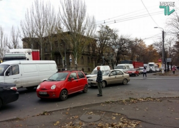 Город стоит: пикет у Варваровского моста парализовал Николаев