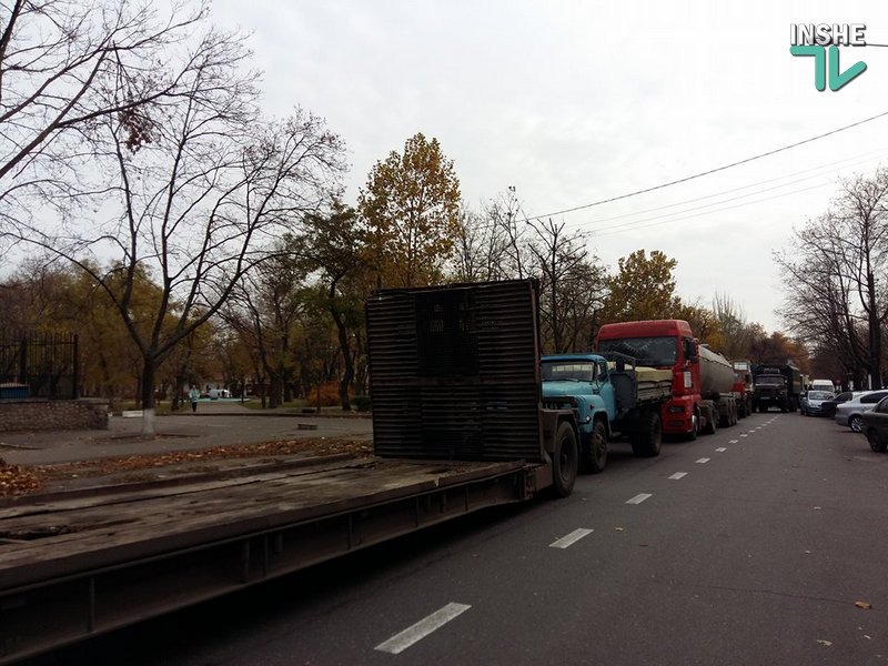 Город стоит: пикет у Варваровского моста парализовал Николаев 4