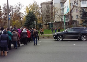 В Николаеве работники завода имени 61 коммунара перекрыли Варваровский мост (ОБНОВЛЕНО)