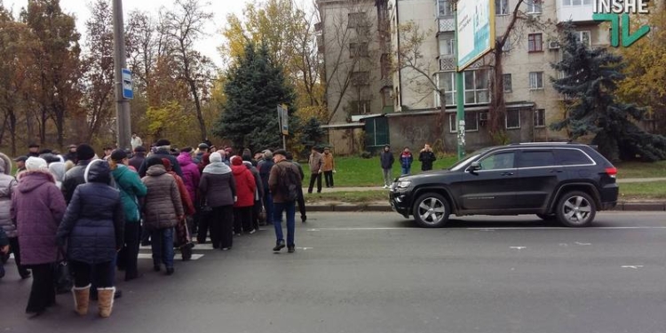 В Николаеве работники завода имени 61 коммунара перекрыли Варваровский мост (ОБНОВЛЕНО)