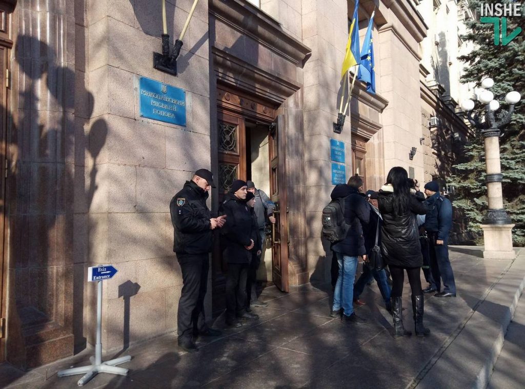 Сессию Николаевского горсовета «заминировали», а активисты потолкались с полицией 9