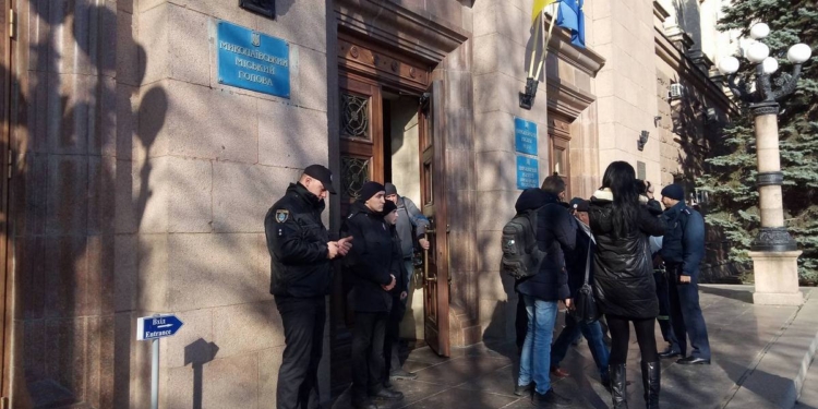 Сессию Николаевского горсовета «заминировали», а активисты потолкались с полицией