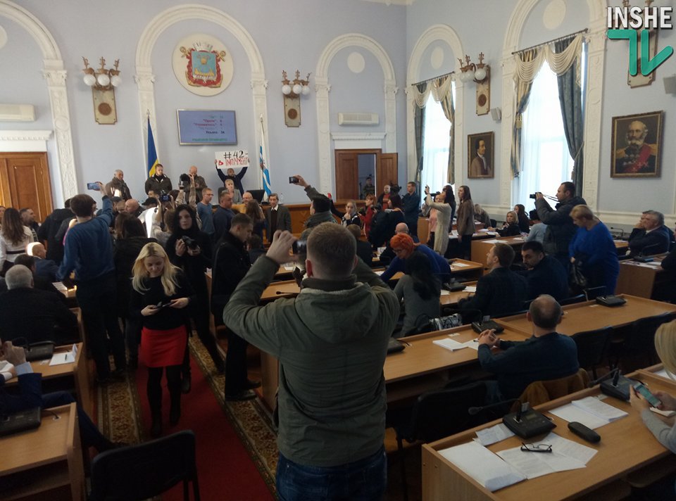 Скандал на сессии Николаевского горсовета. Сторонники экс-мэра принесли таки мелочь и заблокировали трибуну 3