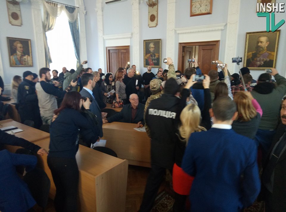 Скандал на сессии Николаевского горсовета. Сторонники экс-мэра принесли таки мелочь и заблокировали трибуну 13