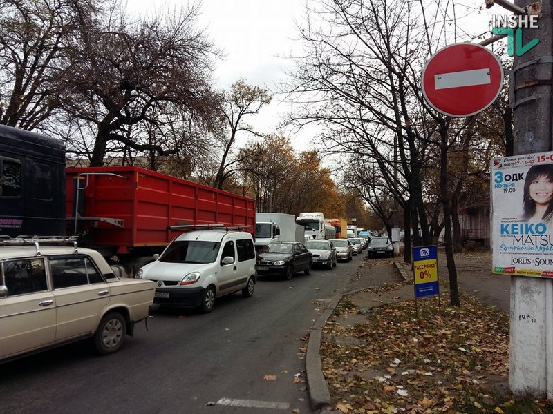 Город стоит: пикет у Варваровского моста парализовал Николаев 6