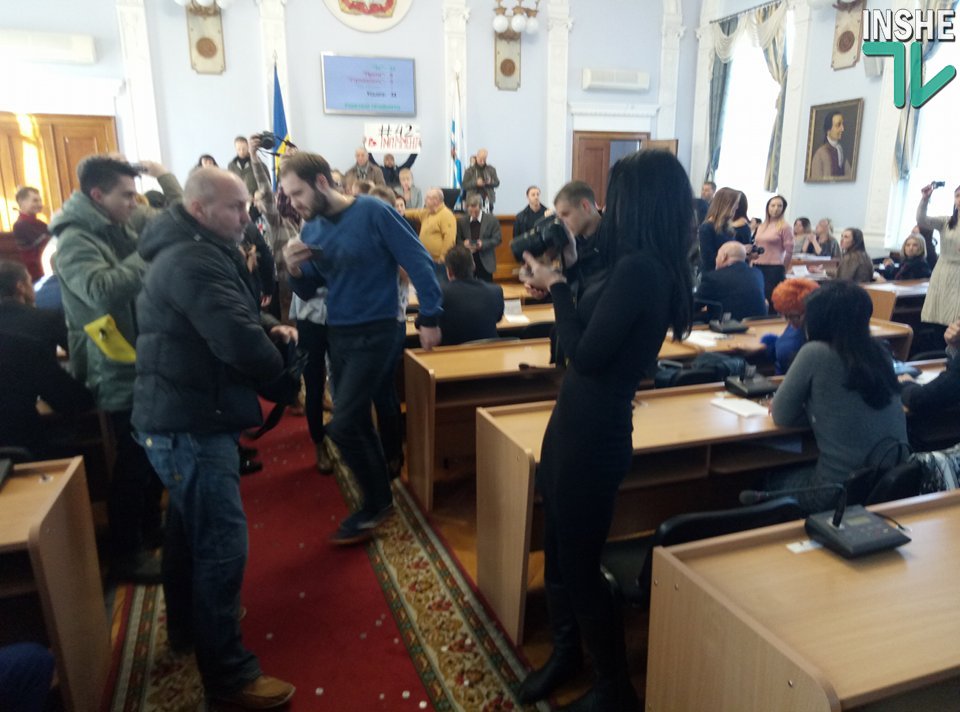 Скандал на сессии Николаевского горсовета. Сторонники экс-мэра принесли таки мелочь и заблокировали трибуну 5