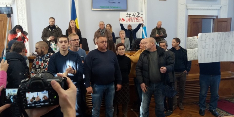 Скандал на сессии Николаевского горсовета. Сторонники экс-мэра принесли таки мелочь и заблокировали трибуну