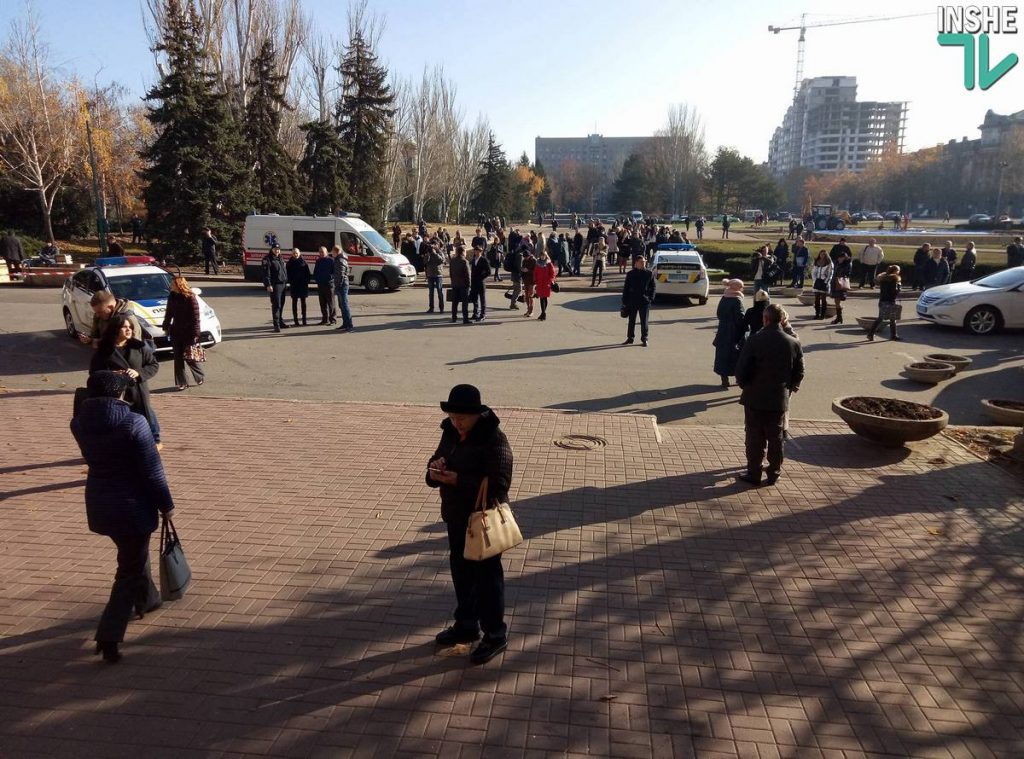 Сессию Николаевского горсовета «заминировали», а активисты потолкались с полицией 5