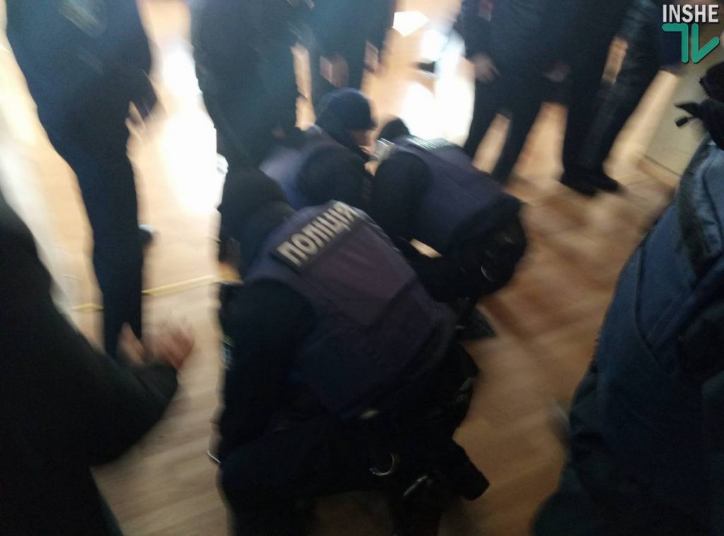 Сессию Николаевского горсовета «заминировали», а активисты потолкались с полицией 1