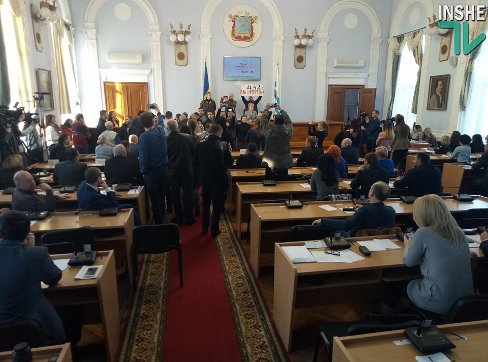 Скандал на сессии Николаевского горсовета. Сторонники экс-мэра принесли таки мелочь и заблокировали трибуну 11