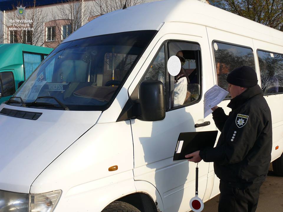 В Николаеве патрульные провели профилактический рейд по "маршруткам" - выявлено 4 неисправных авто 1