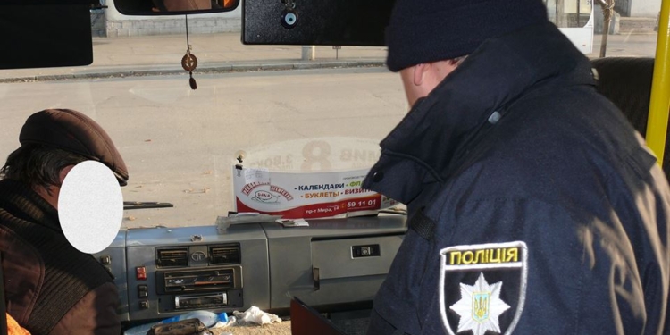 В Николаеве патрульные провели профилактический рейд по “маршруткам” – выявлено 4 неисправных авто