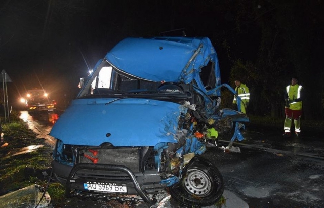 В Словакии украинский грузовик столкнулся с украинским микроавтобусом. Один погиб, трое тяжело ранены 7