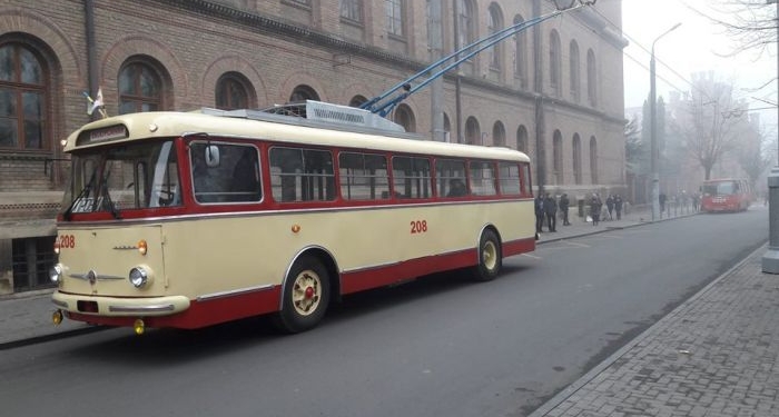 Туристам на радость. В Черновцах отреставрировали раритетный троллейбус