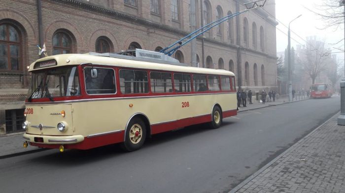 Туристам на радость. В Черновцах отреставрировали раритетный троллейбус 7