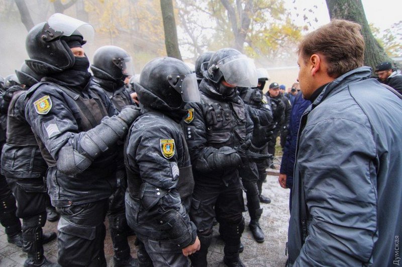 Во время вчерашних столкновений в Одессе травмировали более 20 полицейских 5