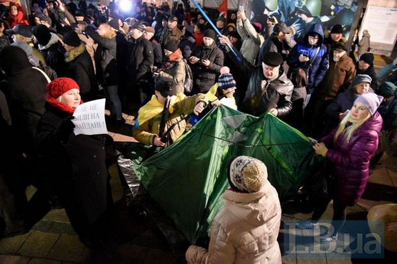 На Майдане в Киеве активисты устроили потасовку с правоохранителями и установили две палатки 3