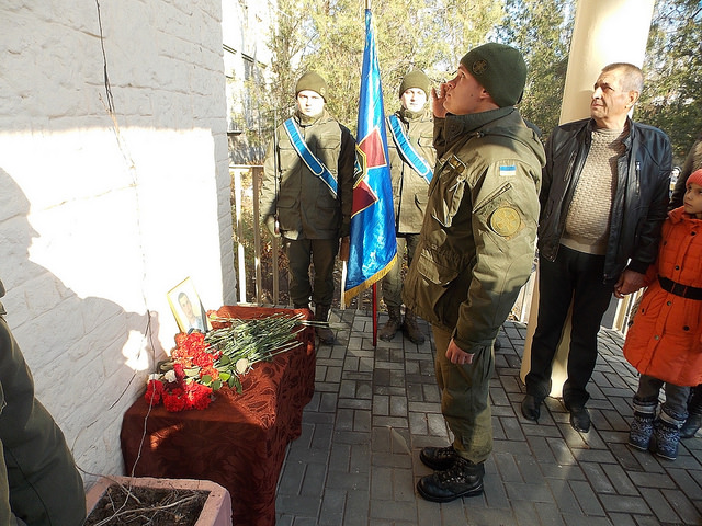 В Николаевской школе №17 им. В.Г.Саражана открыли мемориальную доску погибшему герою АТО 5