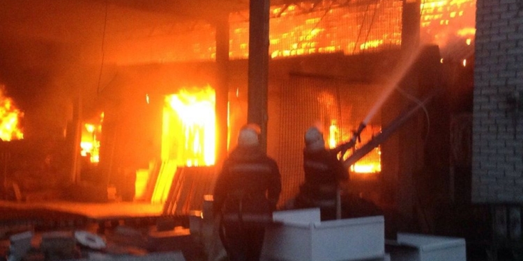 В Николаеве серьезный пожар – горят производственные помещения на ориентировочной площади 200 кв.м