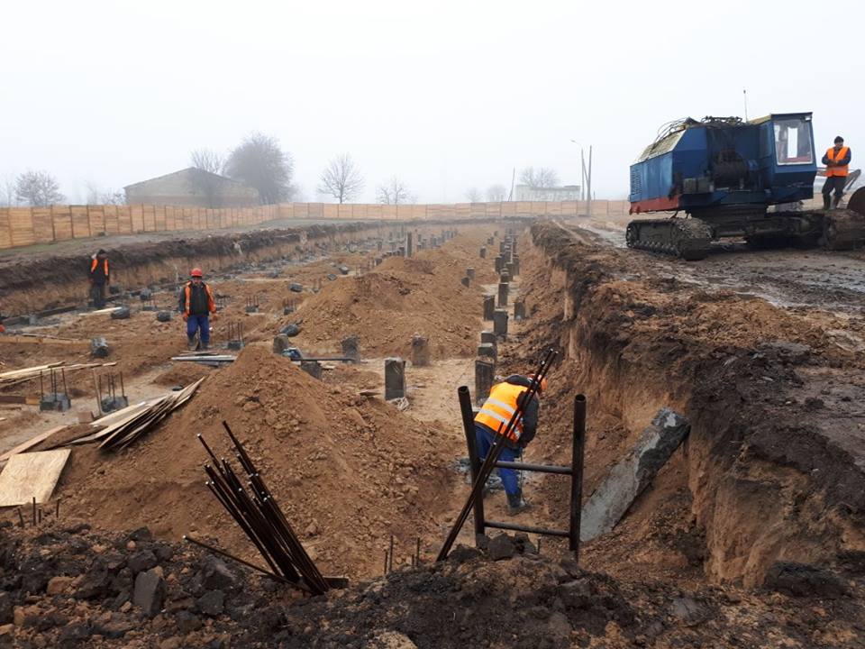 Строительство жилья для военных в Николаеве: сваи под три 72-квартирных дома уже забиты 5