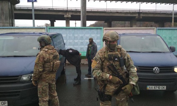 В Киеве задержали россиянина с гранатами и "коктейлями Молотова" в форме Нацполиции 1