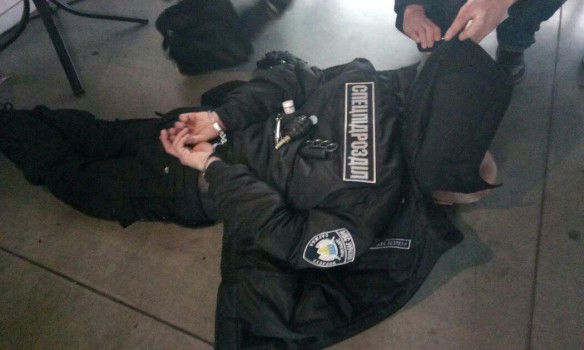 В Киеве задержали россиянина с гранатами и "коктейлями Молотова" в форме Нацполиции 7