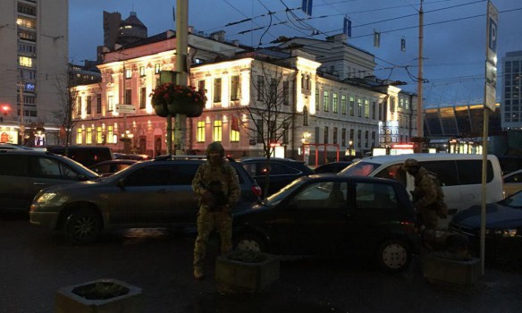 В Киеве задержали россиянина с гранатами и "коктейлями Молотова" в форме Нацполиции 5
