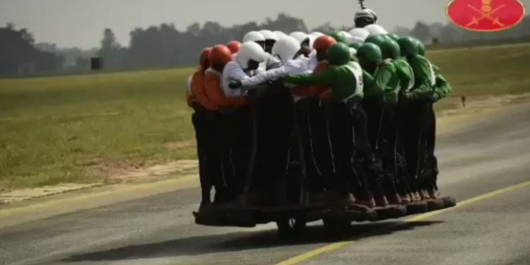 Невероятная компактность: в Индии 58 военных сумели проехать на одном мотоцикле