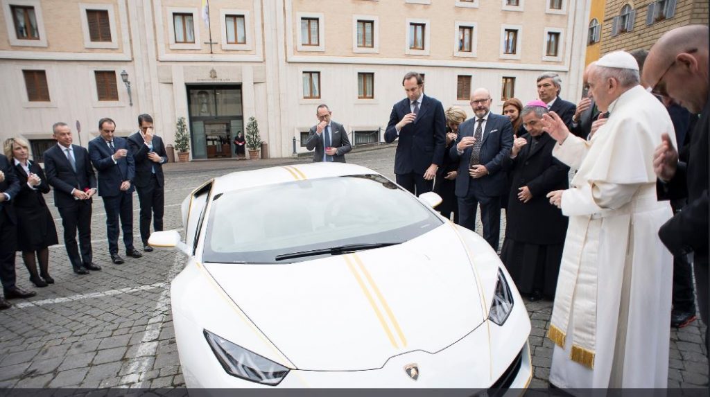 Lamborghini подарил Папе Римскому эксклюзивный белый суперкар. Понтифик решил продать ее на аукционе 7