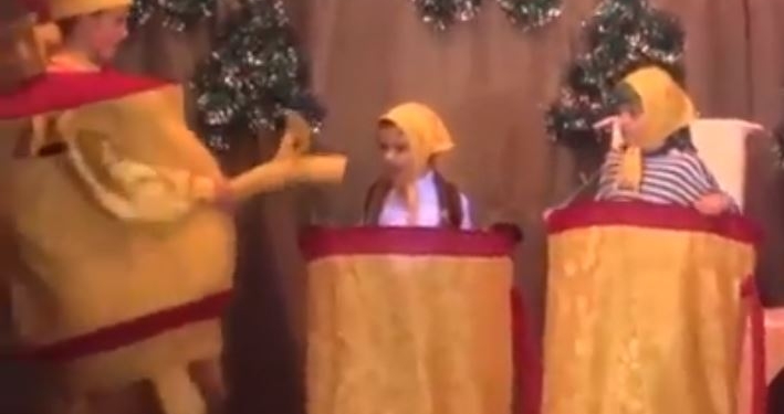 Грешно смеяться, но смешно. Скрепы на детском празднике в РФ