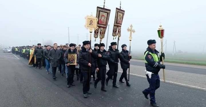 Российские гаишники провели крестный ход против ДТП