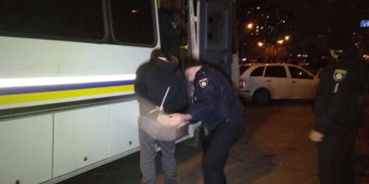 Почти 200 футбольных фанатов устроили массовую драку в Киеве