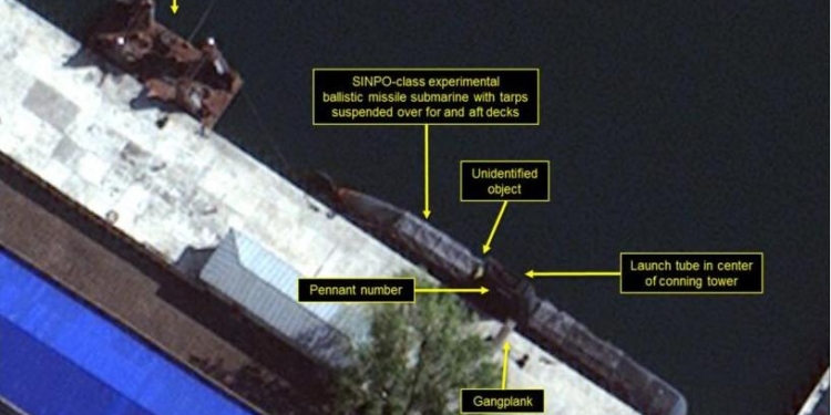 КНДР строит свою первую подводную лодку, оснащенную баллистическими ракетами