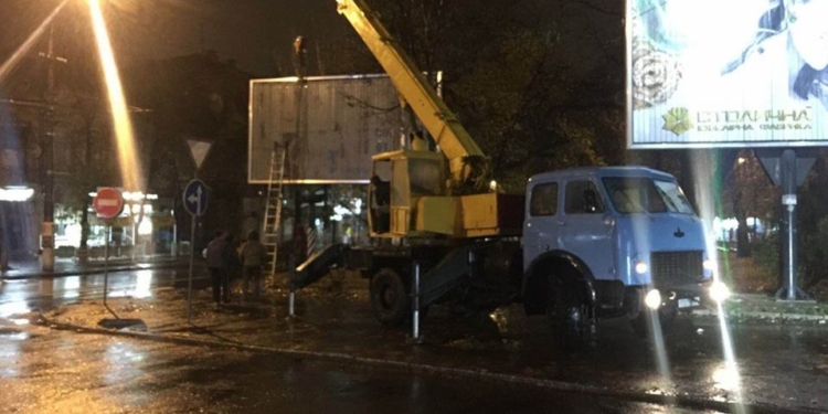 В Николаеве два незаконных бигборда демонтировали, а Варваровский мост «очистили» от незаконной рекламы еще до конца дня