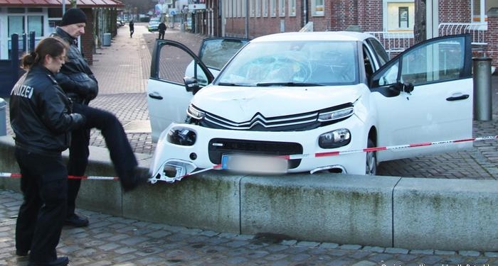 В Германии пьяный водитель умышленно въехал в толпу возле дискотеки