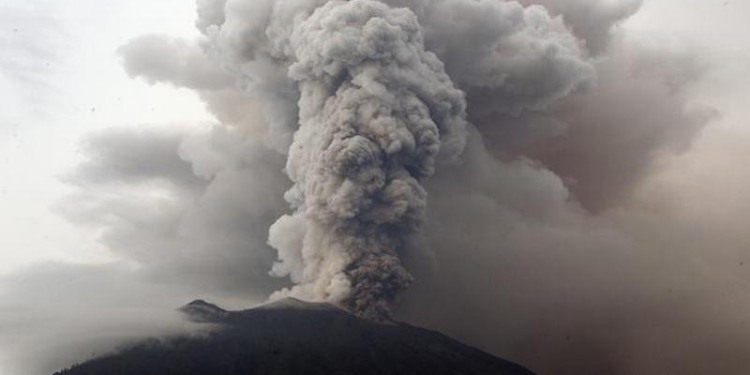 Из-за извержения вулкана тысячи туристов вторые сутки не могут улететь с Бали