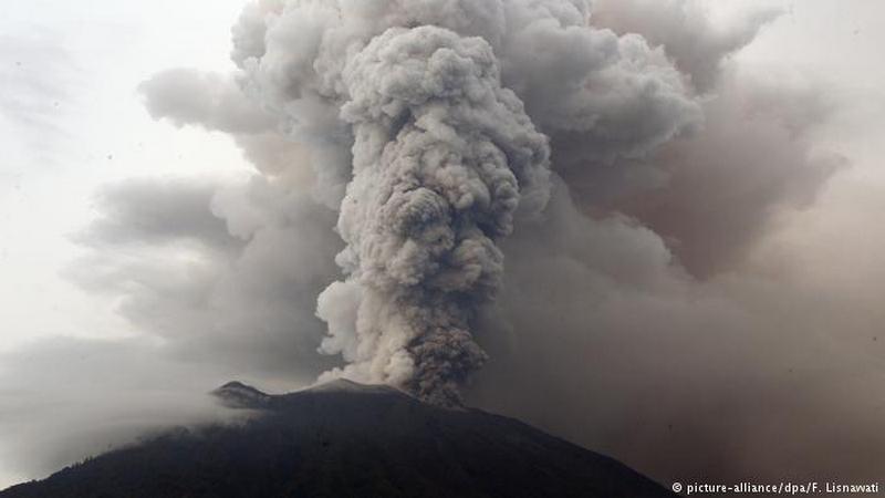 Из-за извержения вулкана тысячи туристов вторые сутки не могут улететь с Бали 1