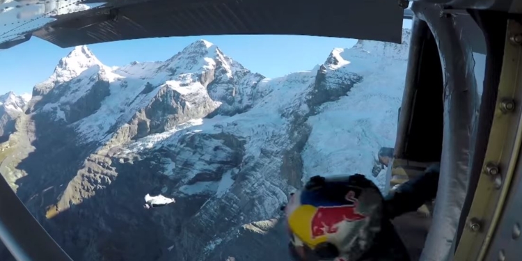 С горы в самолет. Уникальный прыжок совершили два французских экстремала