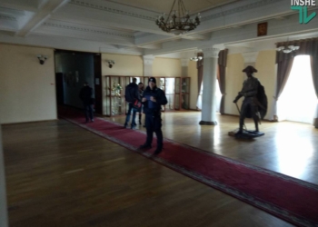 Сессию Николаевского горсовета «заминировали», а активисты потолкались с полицией
